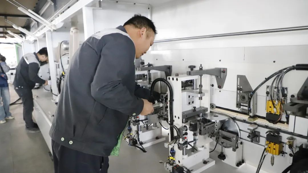 港南區(qū)博易特智能家居產(chǎn)業(yè)園設(shè)備安裝進(jìn)入沖刺階段，普通機(jī)械設(shè)備安裝服務(wù)是關(guān)鍵一環(huán)